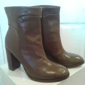 IVANKA TRUMP ANKLE BOOTIES SIZE 8